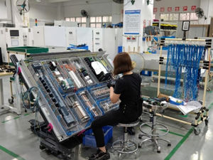 โต๊ะประกอบชิ้นส่วนโลหะแบบหมุน OEM พร้อมลิฟท์ยกแผงควบคุมไฟฟ้า โต๊ะทำงานสำหรับการผลิตพร้อมล้อเลื่อน ปรับแต่งได้ตามต้องการ สถานีงานเครื่องจักรกล - Product Image 5