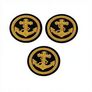 Patch / Badge en feutre non tissé, motif ancre brodé à la main en or, écologique, taille et forme personnalisables - Product Image 1