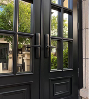 Ventanas de calidad superior Marco negro de acero Puerta abatible de doble vidrio Puerta francesa de acero frontal con rejilla
