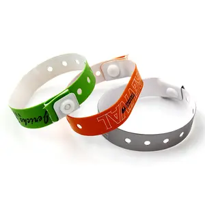 चीन फैक्टरी टिकाऊ vinyl पीवीसी wristband आईडी कंगन के लिए पार्टी के साथ कस्टम लोगो