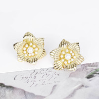 Aretes de Oro Laminado de 14K CM Jewelry con Flor, Perla Grande y Forma Robusta para Mujer, Pendientes de Aro y Gota