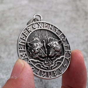Collier pendentif vintage en acier inoxydable, double têtes de loup, lettrage viking, motif animal, design géométrique, bijoux unisexe, cadeau - Product Image 4
