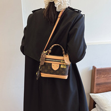 <span class=keywords><strong>Sac</strong></span> à main carré pour femme, tendance, à motifs géométriques, décoré <span class=keywords><strong>de</strong></span> rivets, en PU avec doublure en polyester, idéal pour la <span class=keywords><strong>plage</strong></span> - Product Image 4