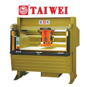 Machine <span class=keywords><strong>de</strong></span> découpe hydraulique pour la fabrication <span class=keywords><strong>de</strong></span> chaussures pour femmes, avec moteur et engrenages, force <span class=keywords><strong>de</strong></span> 40 tonnes et zone <span class=keywords><strong>de</strong></span> travail <span class=keywords><strong>de</strong></span> 1600x650 mm, pour matières premières <span class=keywords><strong>en</strong></span> PVC - Product Image 2