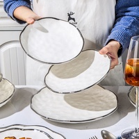 Service de vaisselle en céramique nordique moderne avec bordure argentée, assiettes et bols en porcelaine blanche de luxe pour la maison et les restaurants haut de gamme