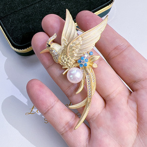 Broche Clásico de Flor de Pecho con Cera de Miel Mate y Chapado en Oro, con Diseño de Fénix y Ave del Paraíso, para Hombre y Mujer, con Perlas Naturales Blancas de 8-9mm - Product Image 1
