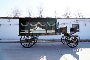Cercueil funéraire rustique noir, voiture funéraire électrique, cercueil funéraire tiré par des chevaux à vendre - Product Image 3