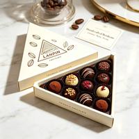 Boîte cadeau en papier rigide de forme triangulaire écologique personnalisée avec insert intérieur, gaufrage en feuille d'or, illustration de fève de cacao pour chocolat