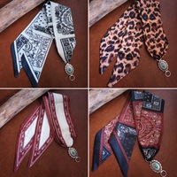Écharpe en soie plissée métallique Comiya Western avec pendentifs électroplaqués à extrémités ouvertes – Collier élégant et polyvalent