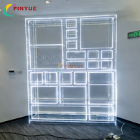 Vitrine de luxe sur mesure avec grands étagères transparentes en acrylique pour le rangement de poupées, figurines et objets de collection