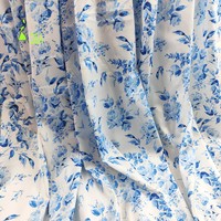 Tissu satiné 100% polyester écologique imprimé de fleurs bleues, doux pour les robes, les vêtements, les pyjamas et les accessoires pour filles