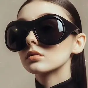UNOC boy kadın erkek fütüristik kavisli Lens tonları için özel logolu güneş gözlükleri etrafında sarın moda kalkan Y2k güneş gözlüğü