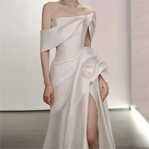 Un vestido de un solo hombro de satén blanco con pajaritas y cola, adecuado para bodas y fiestas nocturnas. - Product Image 4