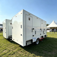 Remorque sanitaire extérieure moderne à 3 cabines homologuée DOT, durable et portable, pour chantier de construction et parc