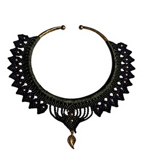Collar de macramé verde oliva hecho a mano con colgante de hoja chapada en oro, joyería vintage llamativa para mujer - Product Image 1