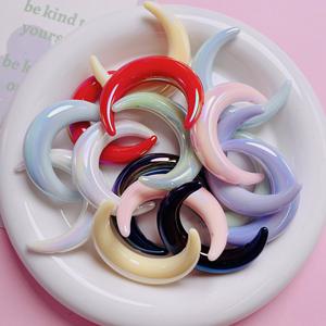 Cuentas de luna con agujero Vertical de Color sólido, cuentas pintadas a mano, cadena para teléfono móvil DIY, Material colgante para coche, cuentas acrílicas, media luna - Product Image 2