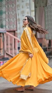 Robe moderne en georgette jaune doré avec boutons fantaisie sur le col, magnifique choli pour les fêtes, séchage rapide, toutes saisons - Product Image 3