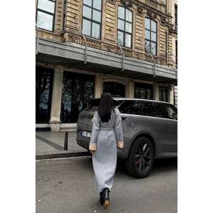 Abrigo Gris para Mujer con Cuello y Puños Beige - Product Image 1