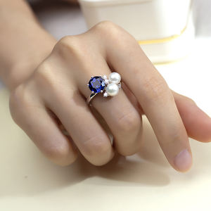 แหวนเพชรเม็ดกลมทองคำ 18K รุ่น MSR-1640 ประดับมุกและพลอยสีน้ำเงินจากแล็บของ Messi Jewelry - Product Image 5