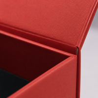 Boîte magnétique rouge personnalisée en gros avec couvercle rabattable, en carton rigide, avec insert en mousse noire pour emballage de bijoux et cadeaux de détail