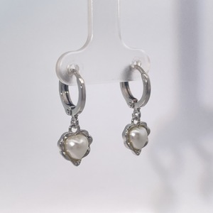 Boucles d'oreilles créoles tendance pour femmes en laiton plaqué or avec perle en forme de cœur de TIanyu Gems - Product Image 4