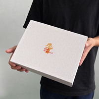 Boîte cadeau magnétique pliable personnalisée blanche et rouge avec motif gaufré, emballage rigide en papier pour vêtements