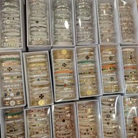 Bracelets et Joncs en Acier Inoxydable Styles Mixtes Abordables pour Femmes, Bijoux Tendance Dorés avec Trèfle, Cœur et Strass – Vente en Gros