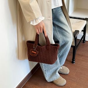 Sac à main tissé de style coréen pour femme, nouvelle collection printemps, sac de poignet polyvalent, sac fourre-tout en laine tricotée avec boucle magnétique, usage quotidien Tanjing - Product Image 4