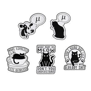 Spilla smaltata a forma di gatto nero simpatico, con la scritta 'Non porto la sfortuna, qual parte del 'miaio' non capisci?', distintivo da risvolto, gioielli e regali - Product Image 1