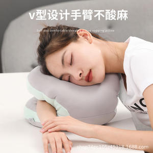 Almohada de siesta en forma de V naranja, de seda fría rellena de algodón PP, para uso de adultos, oficinas y estudiantes. - Product Image 3