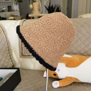 Sombrero de Piel de Cordero Multicolor para Mujer, Otoño e Invierno, Color Sólido, Cálido y Acogedor - Product Image 3