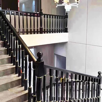 Balustrades d'escalier à colonne en bois massif de conception moderne Vente directe d'usine en noir et blanc avec placage or