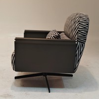 Fauteuil pivotant de détente en tissu lin, accoudoirs en cuir pleine fleur, base en acier carbone peint