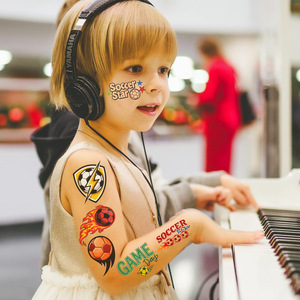 Tatuajes Temporales con Temática <span class=keywords><strong>de</strong></span> Fútbol que Brillan <span class=keywords><strong>en</strong></span> la Oscuridad para Fiestas, Pegatinas Faciales Perfectas para Bolsas <span class=keywords><strong>de</strong></span> Regalos o Celebraciones Deportivas - Product Image 3
