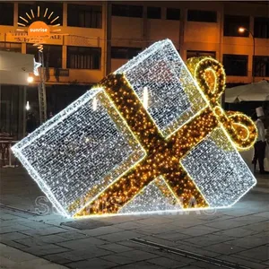 LED-beleuchteter Spaziergang im Freien durch große Geschenk box präsentiert Einkaufs zentrum Weihnachts dekorationen