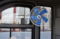 Balayeuse industrielle électrique commerciale autoportée avec moteur de traction 3000W pour entrepôt, usine, parking