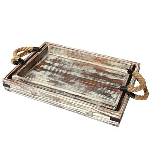 Bandeja de servir rectangular de madera rústica con asas de cuerda, bandeja de almacenamiento duradera para uso en interiores, sala de estar, bandeja para servir alimentos - Product Image 1