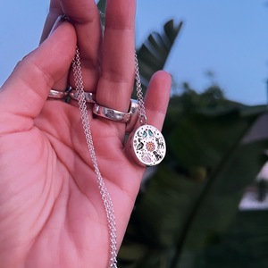 Collar con Colgante Redondo de Acero Inoxidable con Decoraciones Pintadas de Conejo, Perro, Pájaro, Cisne y Sol. - Product Image 6