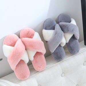 Chaussons d'été pour femmes en fausse fourrure de lapin, à bout ouvert, avec empiècements de couleurs contrastées, pour intérieur et extérieur, chauds et tendance - Product Image 1
