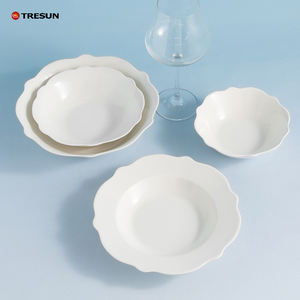 Vente en gros porcelaine fine avec logo personnalisé New Bone China Plats et assiettes de mariage de restaurant d'hôtel de forme irrégulière - Product Image 1