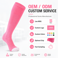 Chaussettes de football roses en gros avec logo personnalisé, chaussettes de sport respirantes montantes, prix d'usine, OEM, faible MOQ