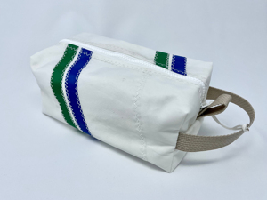 Trousse de toilette en toile de <span class=keywords><strong>voile</strong></span> recyclée _ Sac de voyage _ Trousse de toilette _ Compartiment zippé, doublure blanche, poignée en sangle - Product Image 3