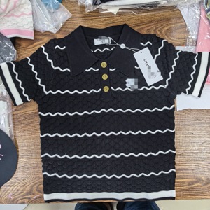 เสื้อถักสไตล์ฮอลโลว์เอาท์สำหรับผู้หญิง เสื้อแขนสั้นลายทางพร้อมงานปักดับเบิ้ลซี MIU - Product Image 5