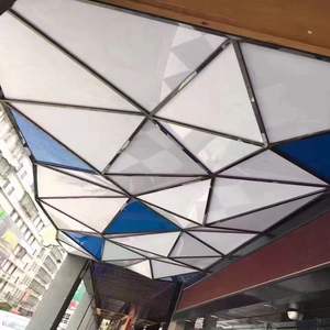 โคมไฟเพดานยืดอลูมิเนียมโพรไฟล์โครงสร้างสามเหลี่ยมแบบไม่สม่ำเสมอมีโครงยึดสำหรับตกแต่งดีไซน์เรขาคณิต - Product Image 1