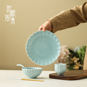 Ensemble de bols et d'assiettes en céramique gaufrée, forme de fleur, bleu clair, vaisselle de table pour usage quotidien - Product Image 1