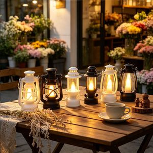 Lanternes LED miniatures vintage en gros, noires et blanches, avec bougie sans flamme à l'intérieur, petites lanternes portables résistantes au vent - Product Image 1