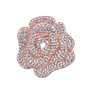 Broche de Moda con Diamantes, Diseño Elegante de Varias Capas, para Mujer, Ideal para Regalo, con Camelias y Rosas - Product Image 3