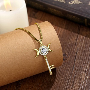 Collar de Joyería Oculta con Colgante de Llave de Hécate Chapado en Oro de 18K y Cobre, con Moissanita de 2CT y Circonita Blanca, Triple Luna, para Mujer, Venta al por Mayor - Product Image 3
