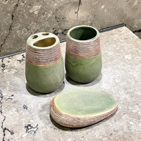 Ensemble d'accessoires de salle de bain en céramique verte avec porte-savon ovale, porte-brosse à dents et gobelet pour les toilettes d'hôtel, les toilettes d'appartement, les toilettes à domicile