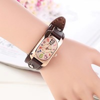Montres-bracelets à quartz numériques colorées rectangulaires de 30 mm en cuir rétro personnalisées avec logo sur mesure